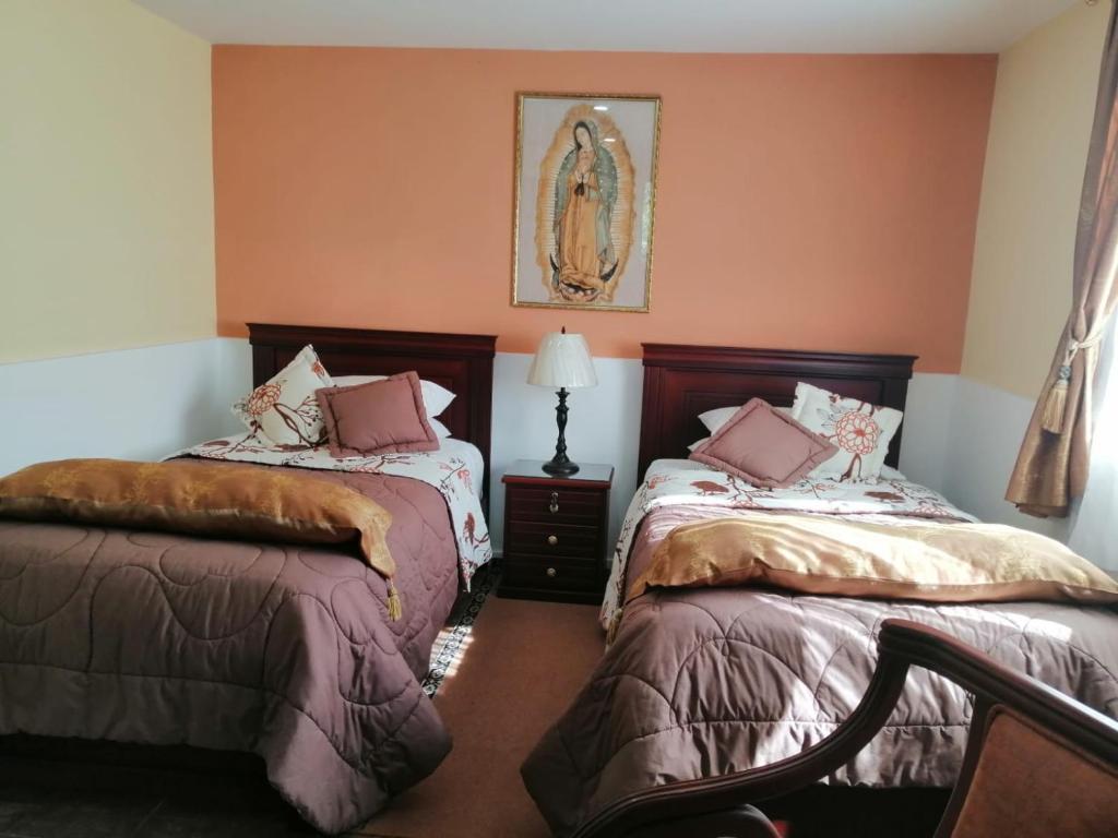 Postel nebo postele na pokoji v ubytování Hostal Saint Mary´s Tababela