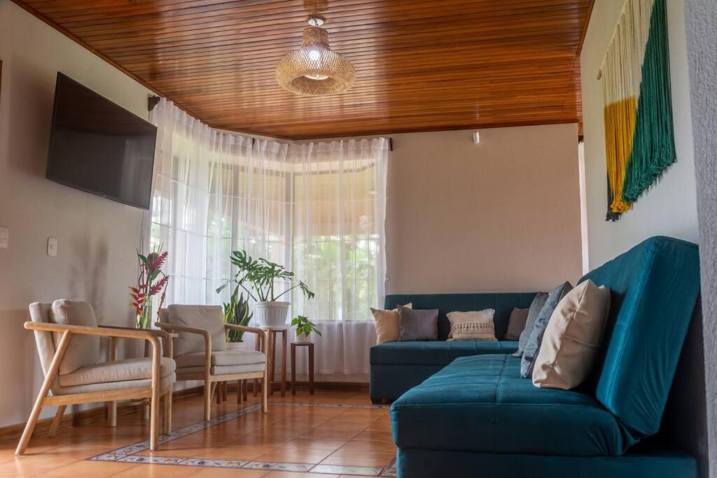 Posezení v ubytování Casa Roble Fortuna