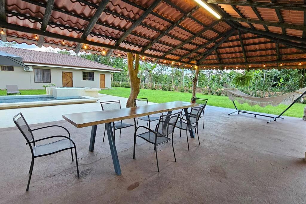 Patio nebo venkovní prostory v ubytování Casa Roble Fortuna