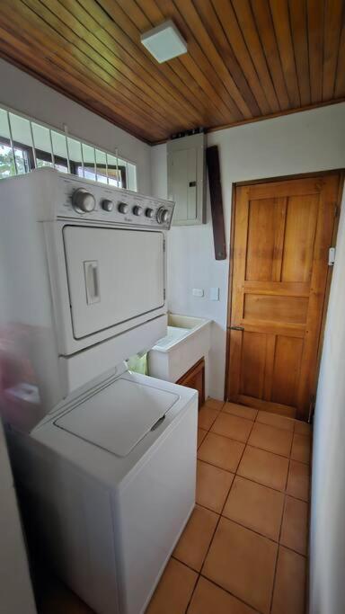 Kuchyň nebo kuchyňský kout v ubytování Casa Roble Fortuna