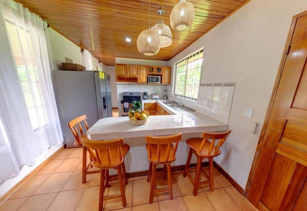 Kuchyň nebo kuchyňský kout v ubytování Casa Roble Fortuna