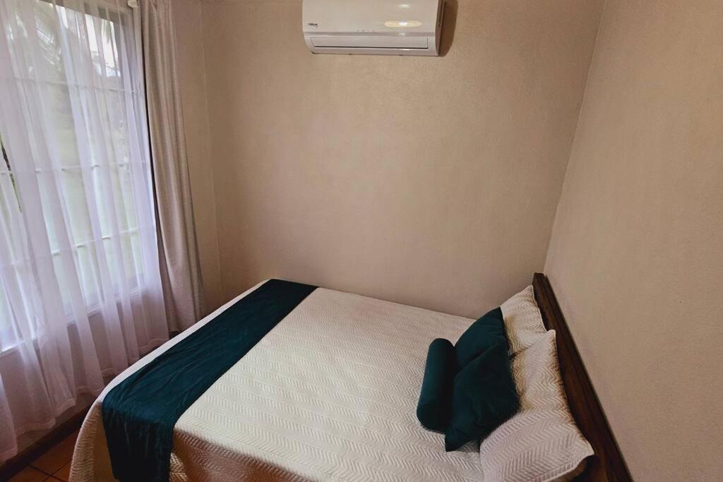 Postel nebo postele na pokoji v ubytování Casa Roble Fortuna