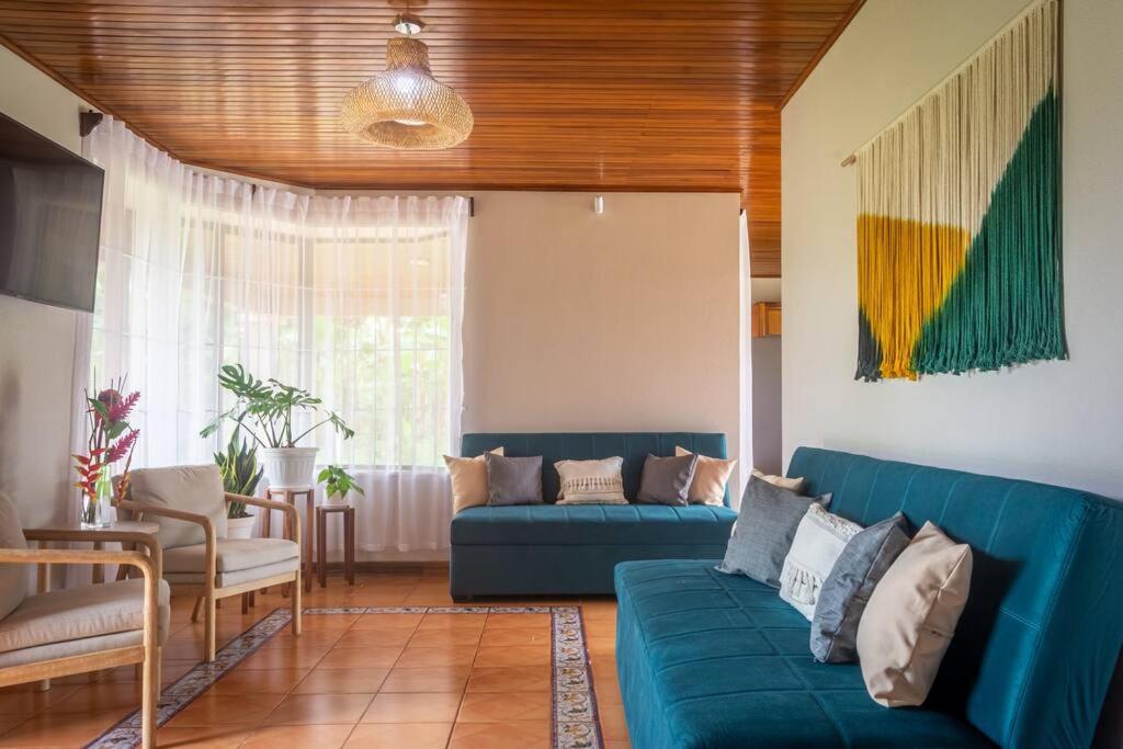 Posezení v ubytování Casa Roble Fortuna