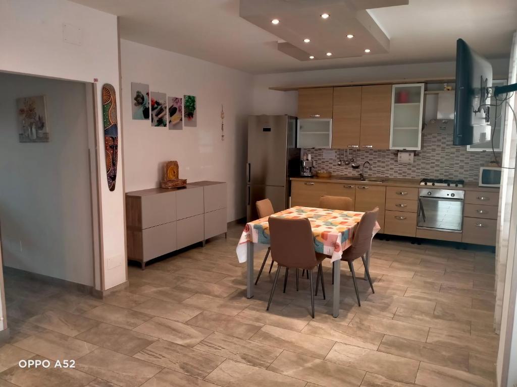 eine Küche mit einem Tisch und Stühlen im Zimmer in der Unterkunft Perla di mare in Montesilvano