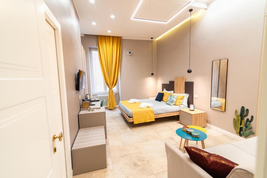 ナポリにあるB&Bio Architielloのベッドルーム1室(ベッド1台付)、リビングルームが備わります。