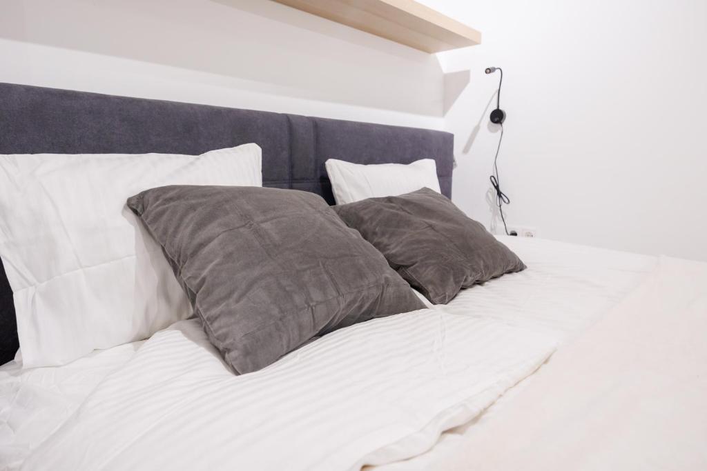 Una cama o camas en una habitación de Zoder Apartments