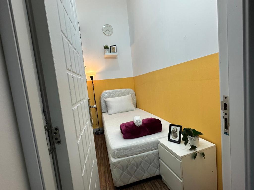 een kleine kamer met een klein bed en een deur bij Wonderful Partition Room in Al Barsha 1 Near Metro in Dubai
