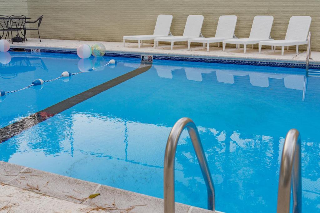 Bazén v ubytování Traveler's Inn nebo v jeho okolí