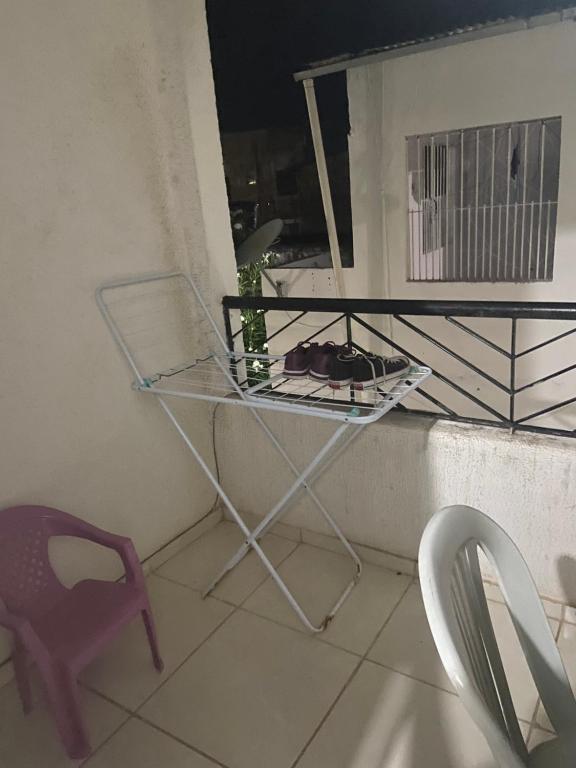 - Balcón con mesa y silla en Quarto particular com suíte, en Paulista