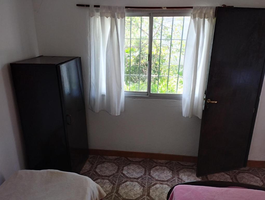 1 dormitorio con vestidor y ventana en Casa 2 ambientes Mar del Plata en Mar del Plata