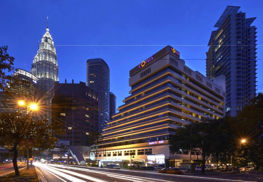 un edificio con un cartel en una ciudad en Corus Hotel Kuala Lumpur en Kuala Lumpur