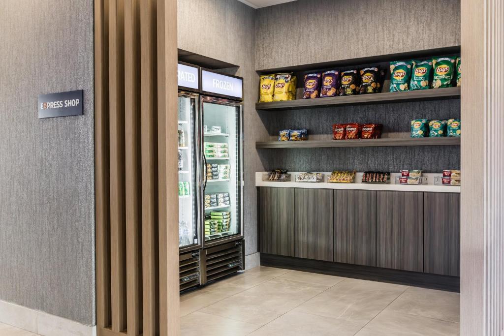 Holiday Inn Express & Suites Toronto Airport South by IHG photo