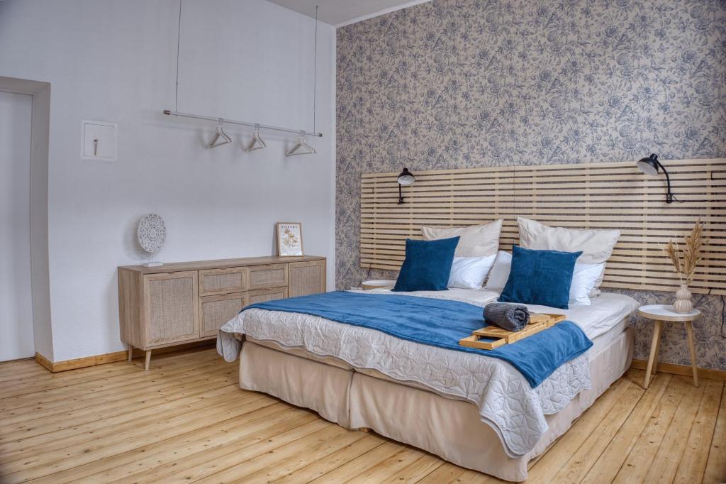 um quarto com uma cama grande e almofadas azuis em No.1 by 21Apartments em Krefeld