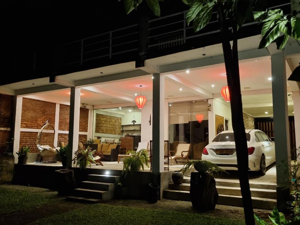 ワドゥワにあるRiver Front Villaの夜間の家屋内駐車