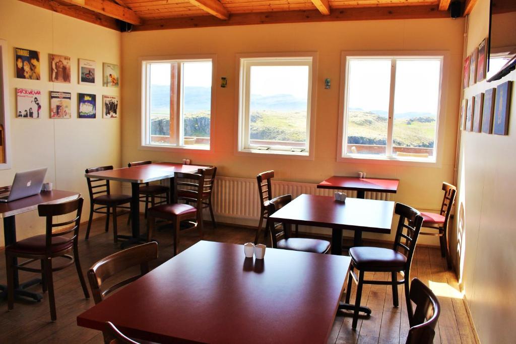 Restaurace v ubytování Fossatún Sunset Cottage