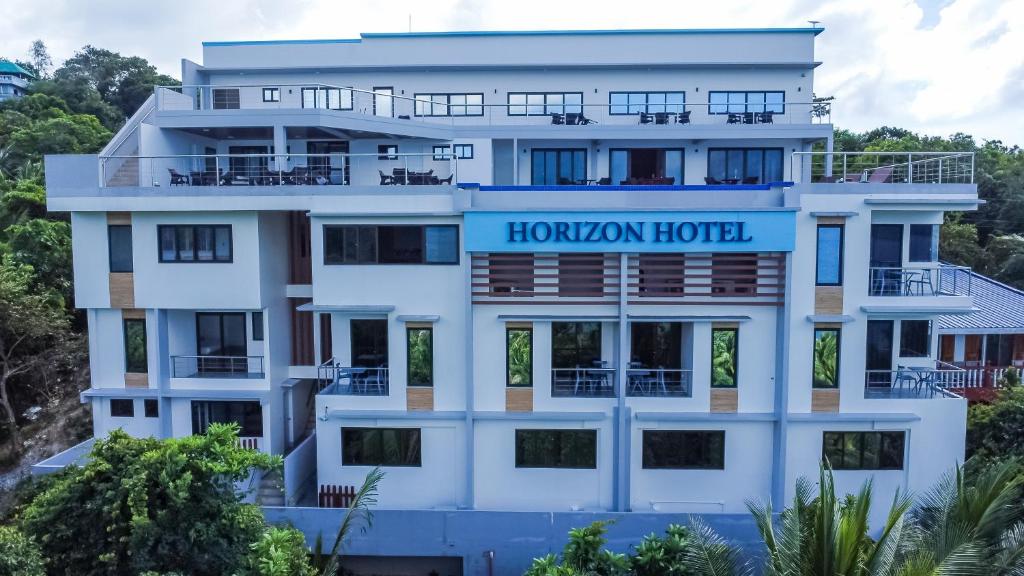 un hôtel avec un panneau indiquant l'hôtel lune de miel dans l'établissement Horizon Hotel Romblon, à Romblon