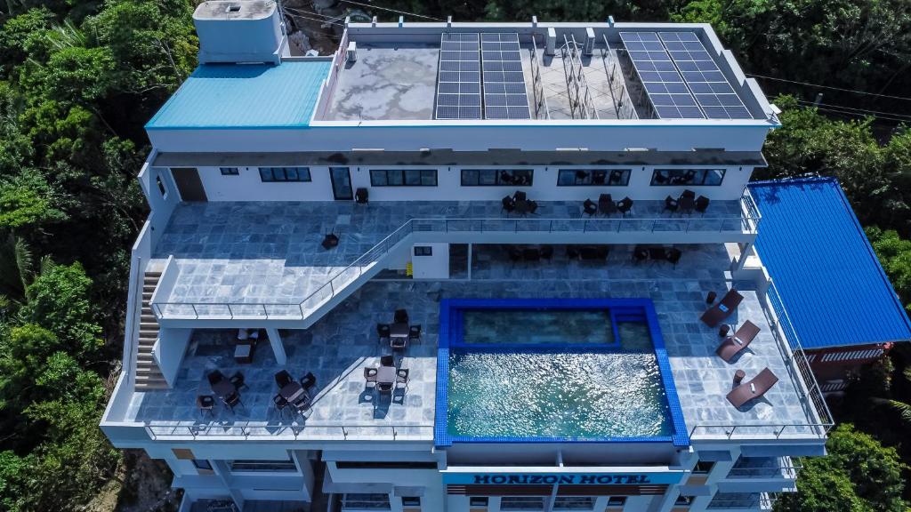 Bazén v ubytování Horizon Hotel Romblon nebo v jeho okolí