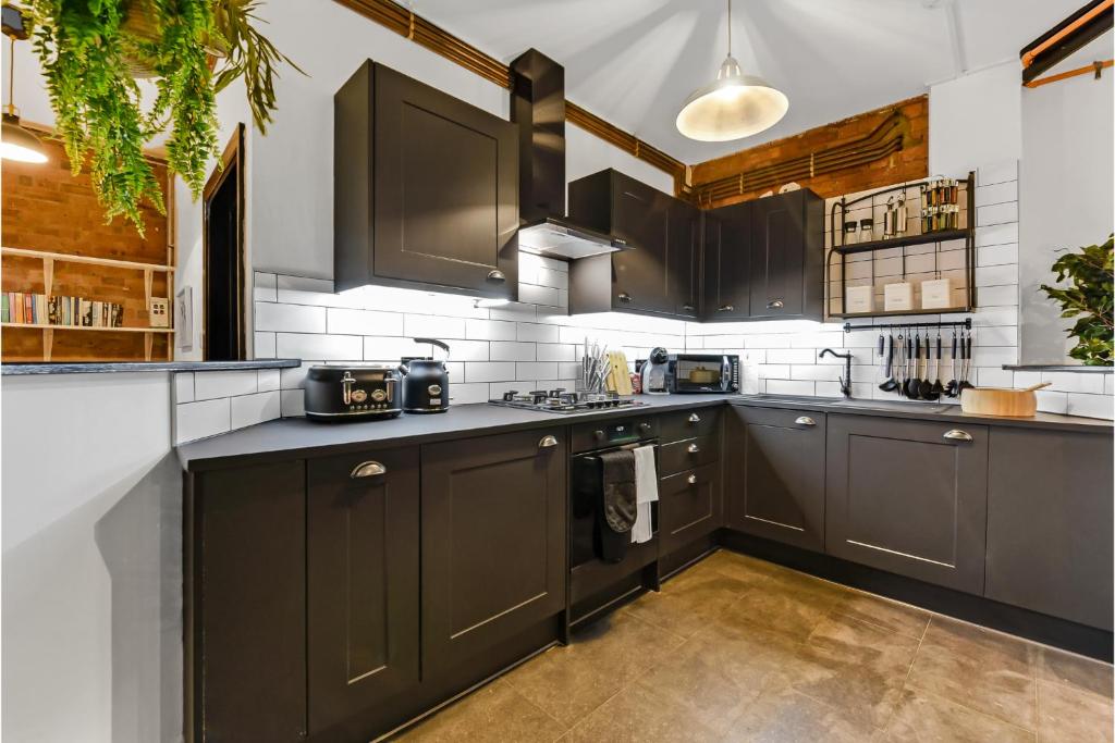 Trendy, Arty, 3BR in Heart of Hipster Hackney! - Three-Bedroom Apartment