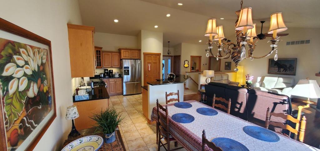 une cuisine et un salon avec une table et une salle à manger dans l'établissement Beautiful 4+ bed 3 bath Condo 20 minutes to Madison, à Deerfield