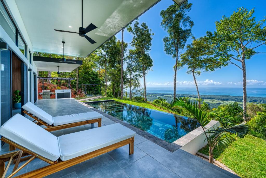 uma casa com uma piscina e um pátio em Brisas Del Mar Hills of Portalón Ocean View em Savegre