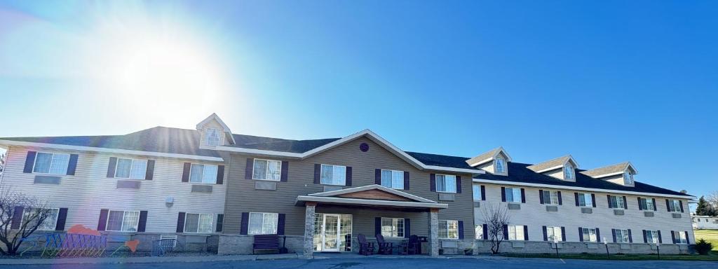 Lanesboro的住宿－Country Trails Inn &Suites，黑色屋顶的大型白色房屋
