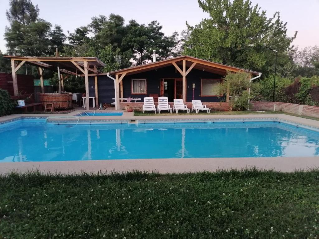 una casa con piscina en el patio en Cabaña Bungalow SpA, en Quillón