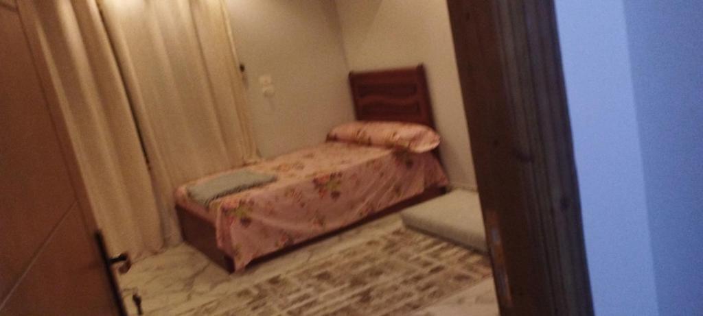 شقة مفروشة للايجار 4 في المنصورة: غرفة نوم صغيرة مع سرير صغير في غرفة