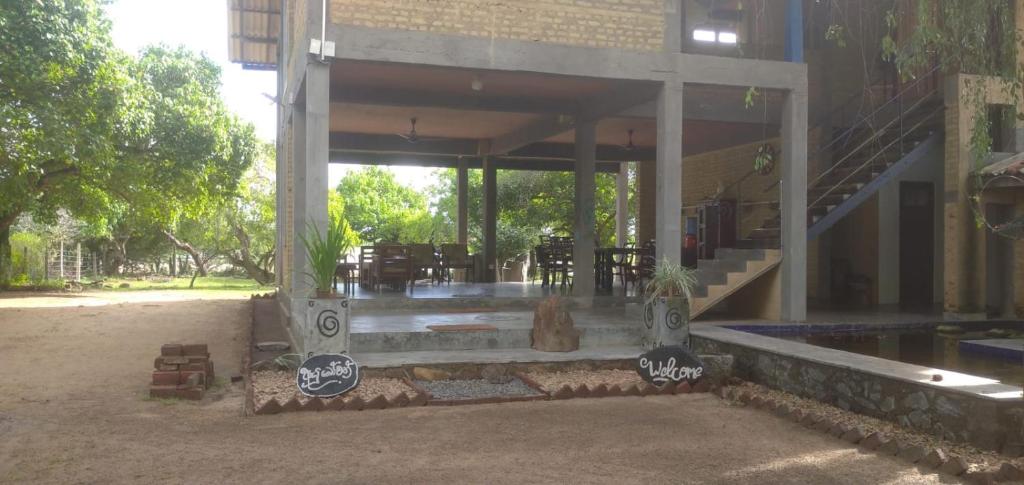 COZY YALA في كيريندا: مبنى امامه طاولات وكراسي