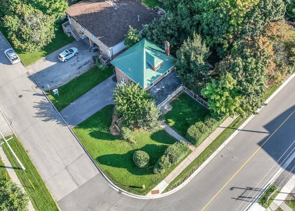 una vista aérea de una casa con un coche en una calle en Charming 3BR Century Home in Downtown Barrie en Barrie