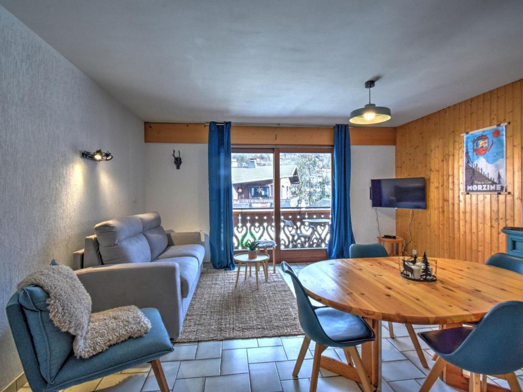 un salon avec un canapé et une table dans l'établissement Studio cosy au centre de Morzine, pour 4 pers avec balcon, proche des pistes et services - FR-1-524-124, à Morzine
