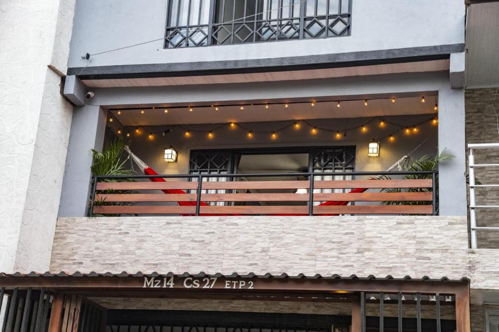 een gebouw met een balkon met verlichting bij Coliving7 Aparta Hotel & Habitaciones in Ibagué