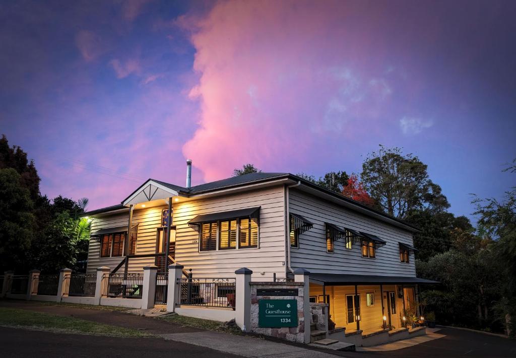 een huis dat 's nachts verlicht is bij The Guesthouse Maleny in Maleny