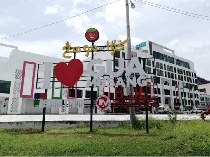 Un edificio con un cartello che dice "Gaza Ballando" di Syanaz Studio Apartment a Gua Musang