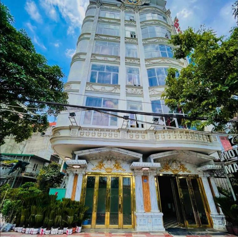 89 Motel في Hoàng Mai: مبنى فوقه ساعة
