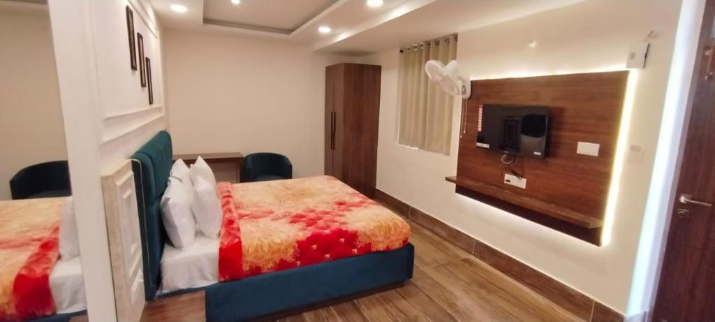 The Shyam palace hotel and Resort في Gopālganj: غرفة فندق بسرير وتلفزيون