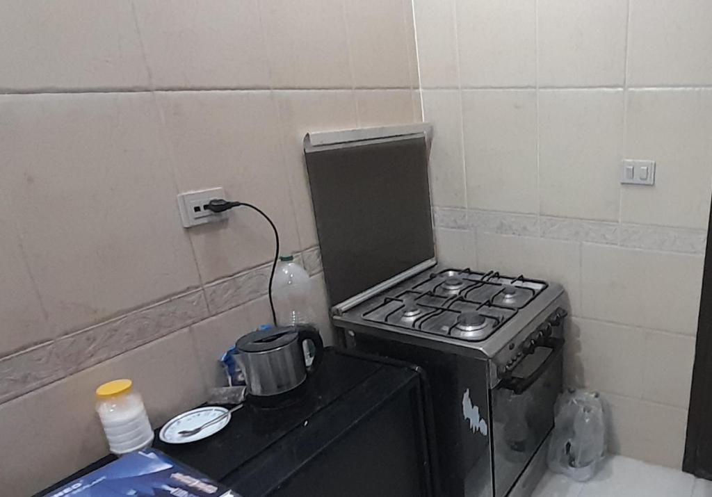 Kuchyň nebo kuchyňský kout v ubytování Rooms, shared apartment with a separate private entrance in Nasr City,Cairo,Egypt near the new Malaysian students building, the Abana, Al-Fajr Institute for teaching languages 15 min from Cairo International Airport, 25 min downtown and 40 min to pyramids