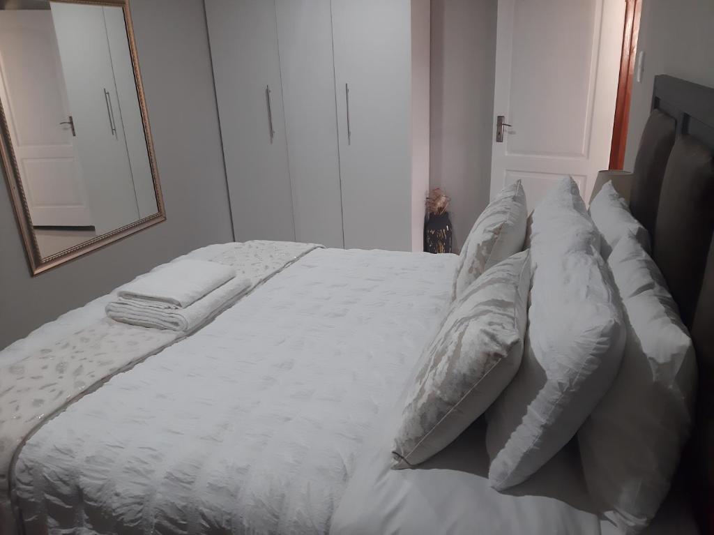Postel nebo postele na pokoji v ubytování Bonfai Residence