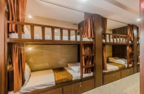 Un ou plusieurs lits superposés dans un hébergement de l'établissement Shri Sarvad AC Rooms & Dormitory