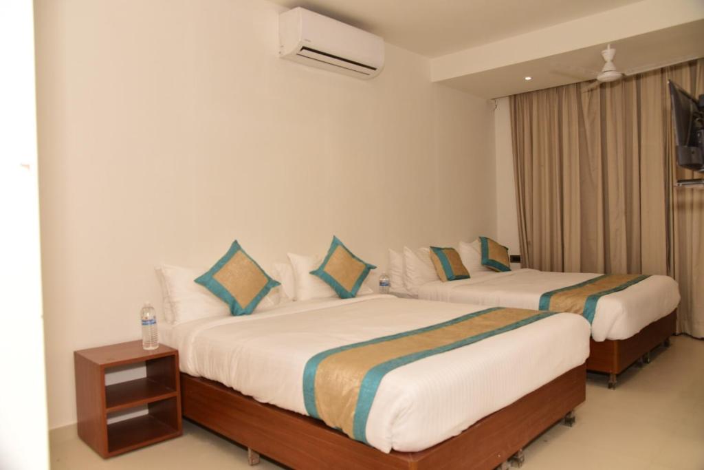 Postel nebo postele na pokoji v ubytování Hotel Sai Krishna