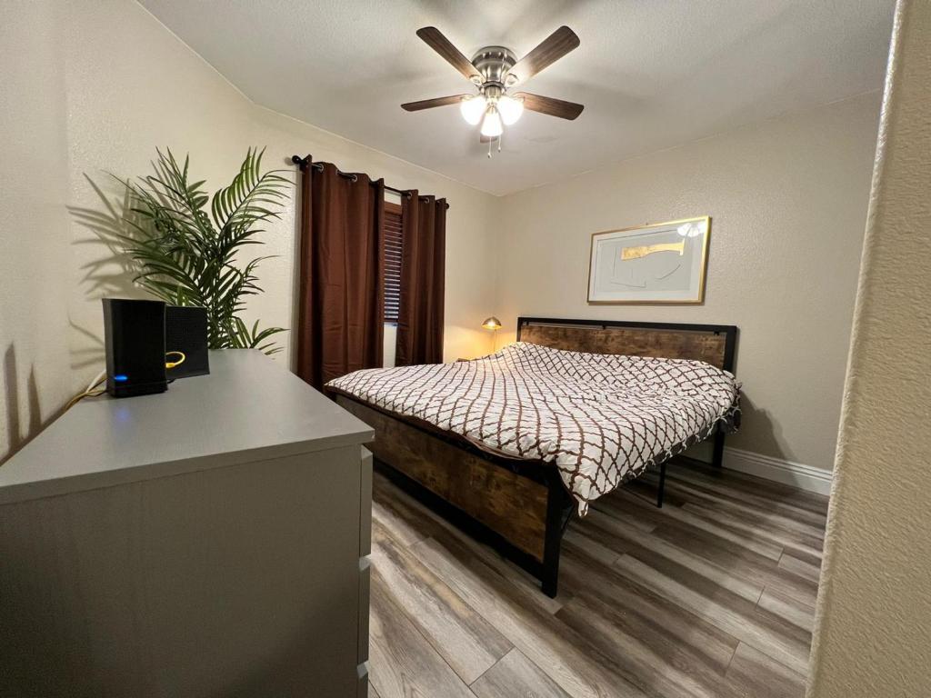 Кровать или кровати в номере Venetian La Jolla One bedroom condo luxury furnished near beach and UTC mall