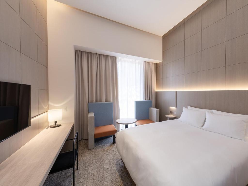 福岡市にあるHOTEL IL PALAZZO - Vacation STAY 68259vのベッドとテレビが備わるホテルルームです。