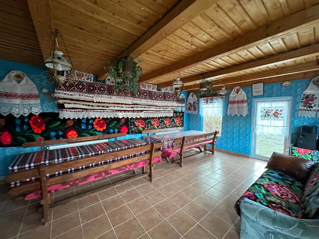 un soggiorno con 2 panche in una camera di Floare de Maramures 2 a Sighetu Marmaţiei