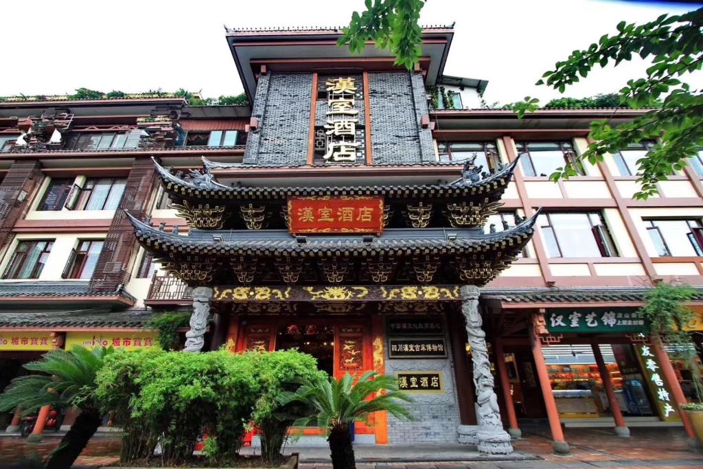 un bâtiment asiatique avec une pagode dans l'établissement ChengDu Wuhou Temple Han Dynasty Hotel, à Chengdu