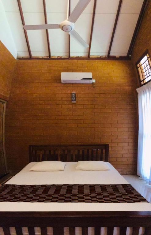 Postel nebo postele na pokoji v ubytování Anuradhapura Kanimadala Resort