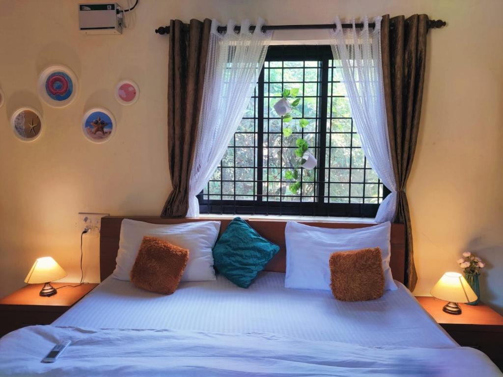 Posteľ alebo postele v izbe v ubytovaní 2bhk Bunglow with terrace- Candolim