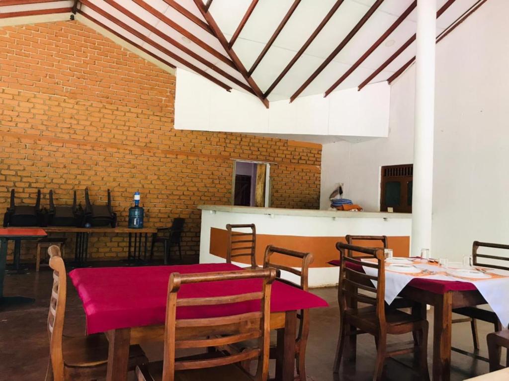 Restaurace v ubytování Anuradhapura Kanimadala Resort
