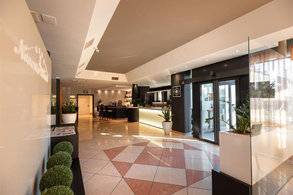 Kuchyň nebo kuchyňský kout v ubytování Noventa Hotel
