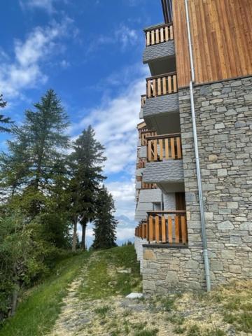 ein Gebäude mit einem Balkon an der Seite in der Unterkunft Le 1954 La Rosière in La Rosière