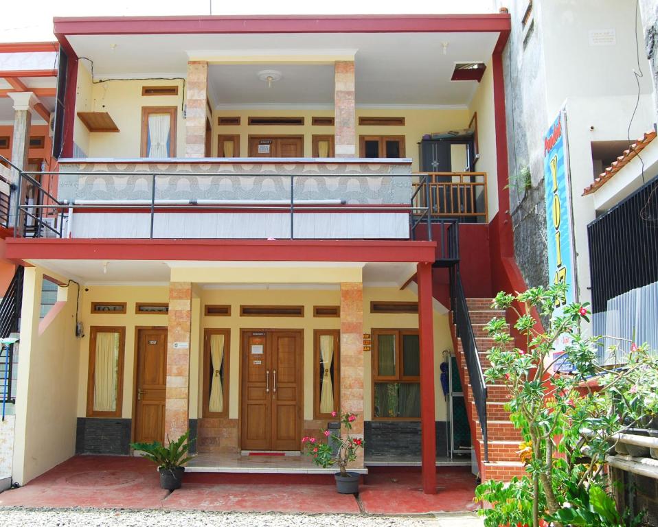 vista su una casa con balcone di Home stay asri a Kamparganya