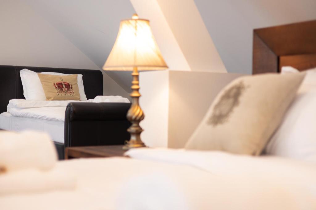 Green Yard Resort - Gorgeous property near Brașov with Private Garden, Tennis Court, Gym, Pool and Mesmerising Views over the Mountains - Housity
